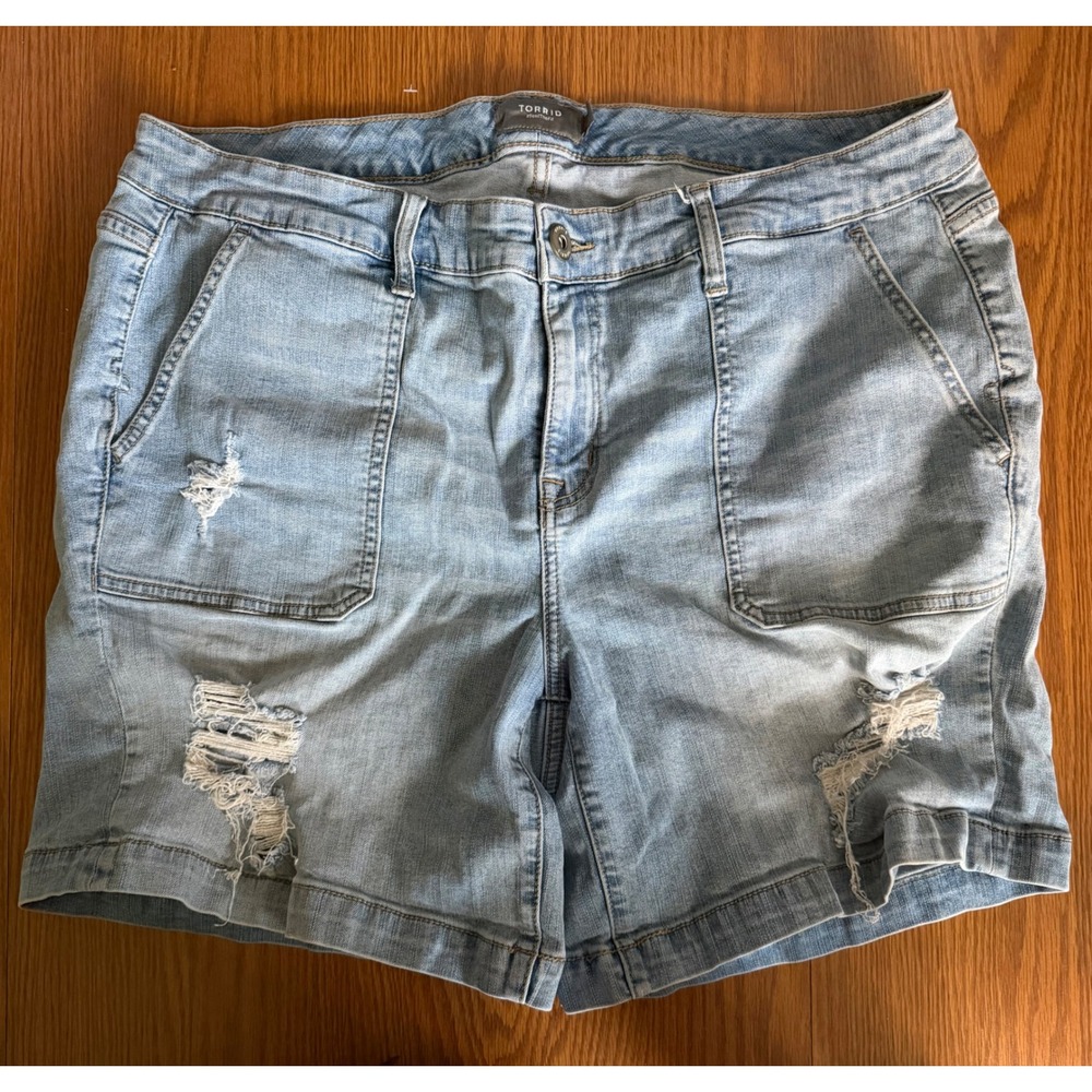 Torrid Light Wash Distressed Denim Shorts Women 20 Stretch Utility Pocket Casual